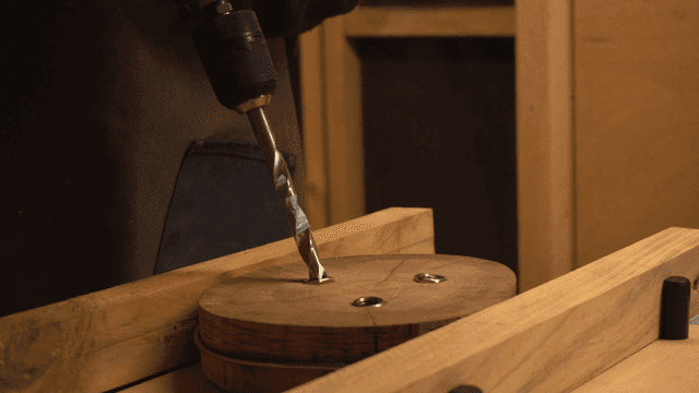 작업장에서 드릴로 목공 작업
