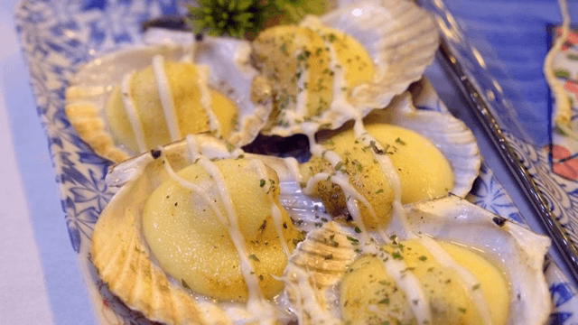 Grilled scallops with cheese and herbs