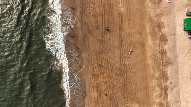 파도가 있는 모래 해변의 항공 뷰