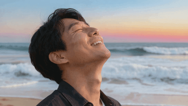 해변에서 일몰을 즐기는 남자