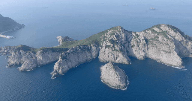 바다에 있는 바위섬의 항공 뷰