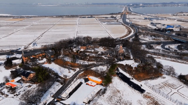 도로가 있는 눈 덮인 시골 풍경