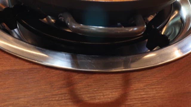 식당 테이블 위에서 끓고 있는 생선매운탕