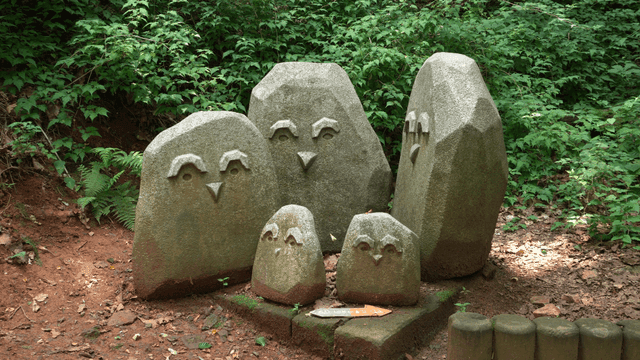 숲속의 부엉이 모양 돌조각상들