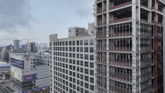 건설 중인 건물과 도시 풍경