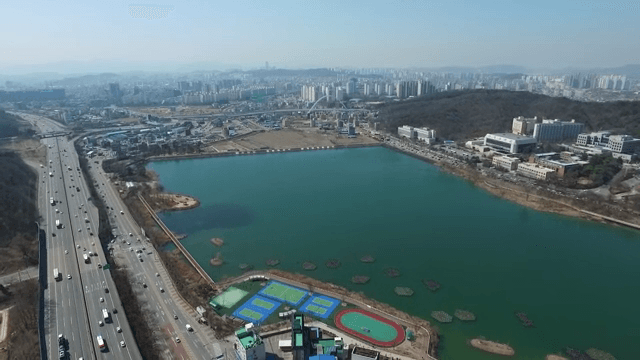 호수와 주변 언덕이 있는 도시 풍경