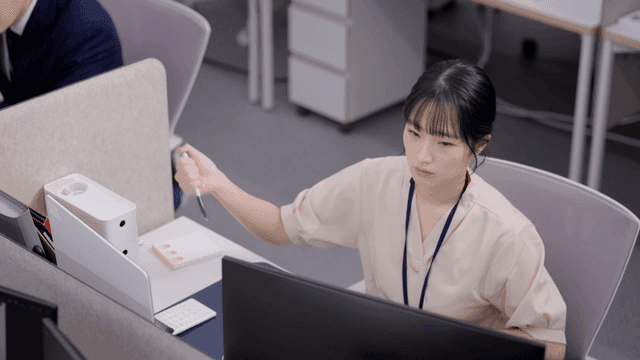 컴퓨터 작업에 집중하는 사무직 직원