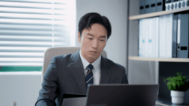 사무실 책상에서 일하는 사업가