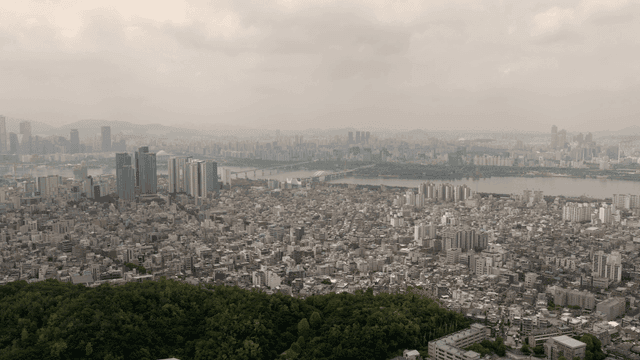 멀리 산이 보이는 도시 전경