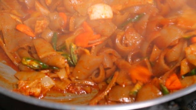 뜨거운 냄비에서 요리되는 매콤한 돼지껍데기 볶음