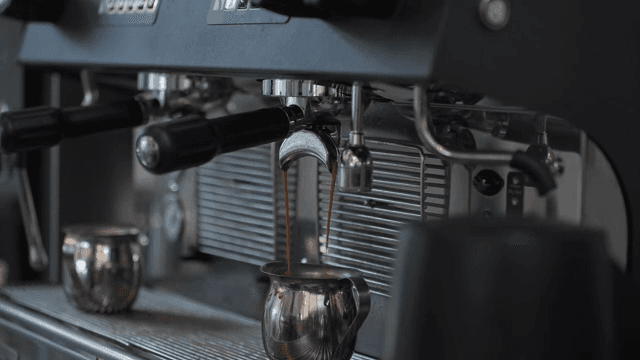 바리스타가 머신으로 에스프레소를 만드는 모습