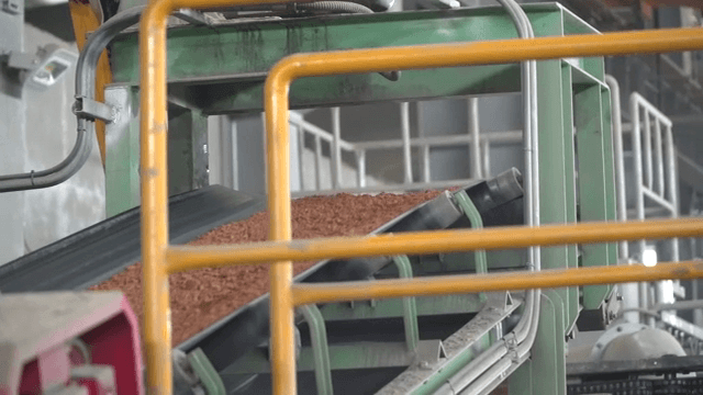 Conveyor belt transporting raw materials