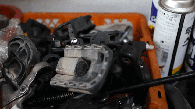 상자에 담긴 자전거 부품 모음