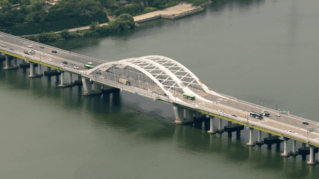 차량이 이동하는 강 위의 다리