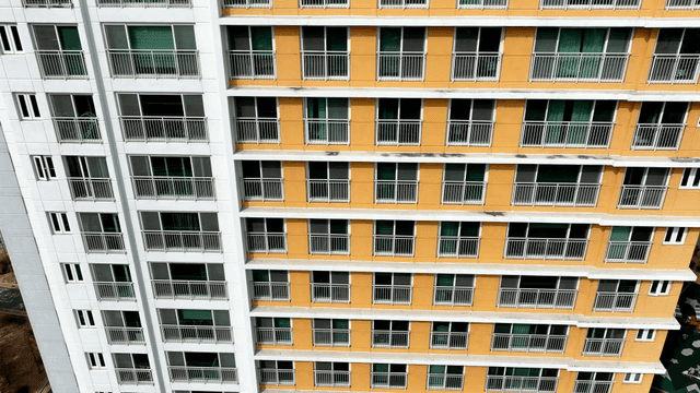 여러 창문이 있는 높은 건물