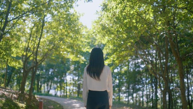 숲길을 걷는 여성