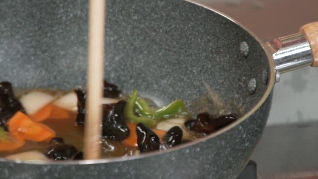 Sauce made by frying vegetables and mushrooms in a pan