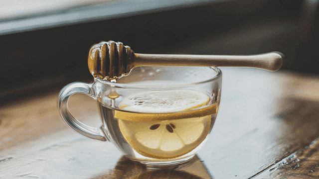 테이블 위에 놓인 레몬차와 꿀