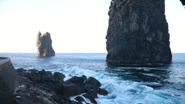 웅장한 해안 절벽과 휘몰아치는 파도