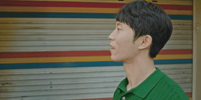거리에서 소리지르며 대화하는 남성