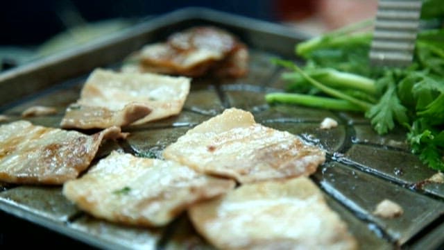 돌판 위의 삼겹살과 쑥갓