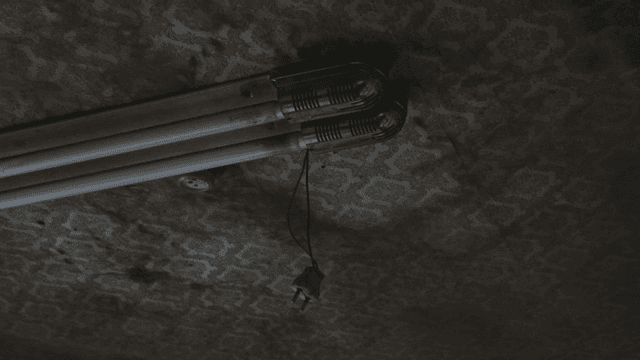 무늬가 있는 천장의 오래된 형광등