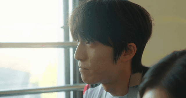 미소 짓는 젊은 남성의 옆모습