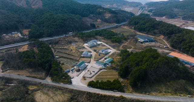 컨테이너 농장이 보이는 농촌 풍경