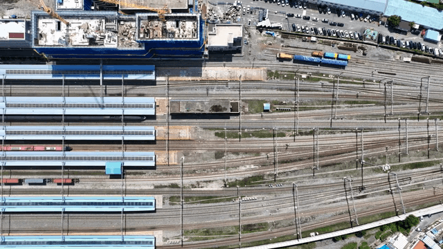 철도와 선로가 있는 기차역의 항공 뷰
