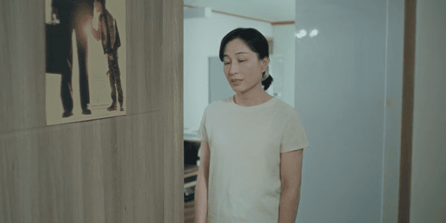 문 밖에서 대화를 하다가 자리를 뜨는 여성