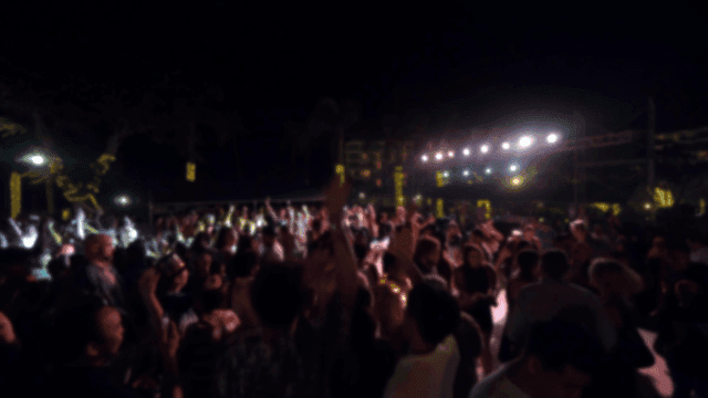 활기찬 군중과 함께하는 야외 파티