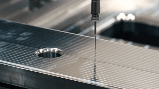 금속 표면 위에서 작동하는 기계