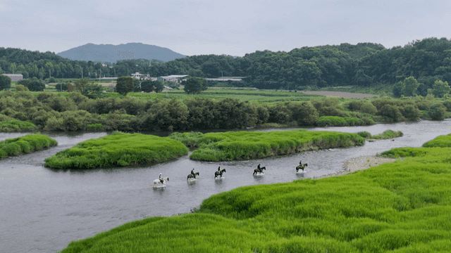 강을 건너는 말을 탄 사람들