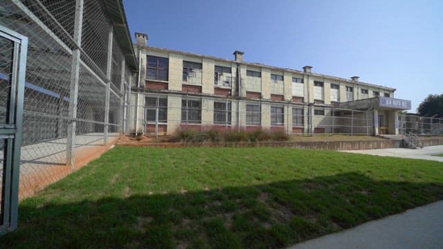 맑은 하늘 아래 평화로운 교도소 운동장