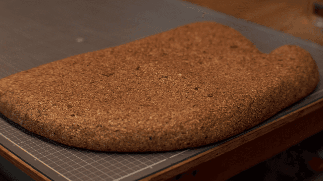 절단 매트 위의 코르크 조각품