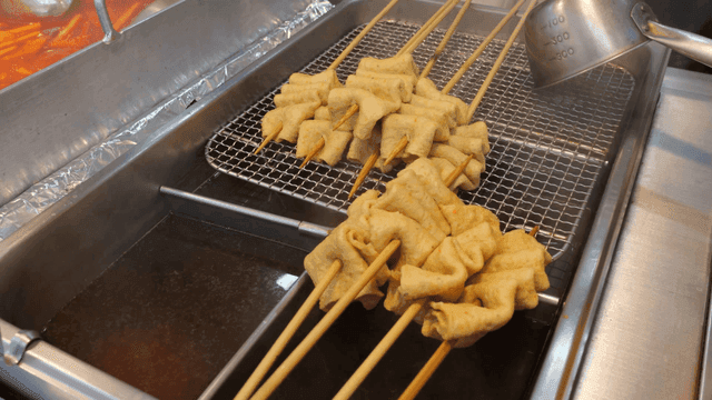 국물위로 식히고 있는 어묵 꼬치