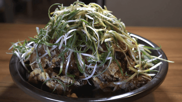 Fried pork feet topped with shredded green onions