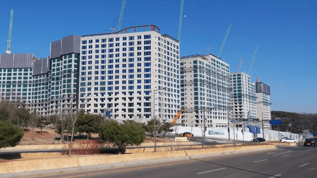 고층 건물이 있는 건설 현장