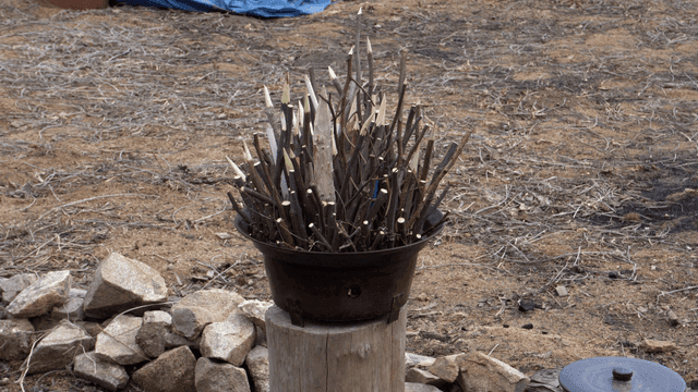 날카로운 막대들로 구성된 나무 공예품