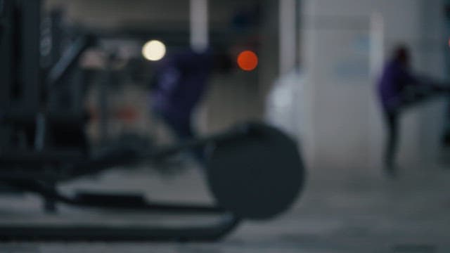 야외 운동기구에서 운동하는 사람들