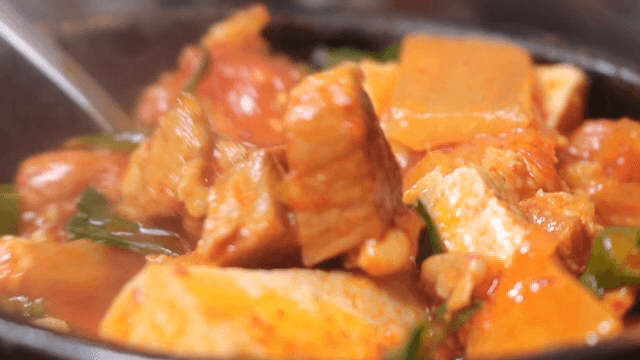 두부와 돼지고기가 들어간 김치찌개