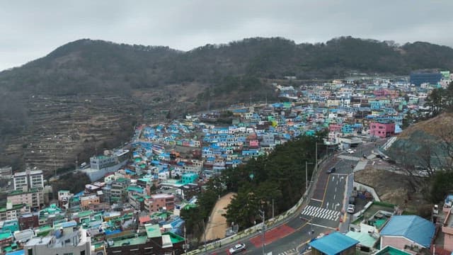 다채로운 집들이 있는 언덕 마을