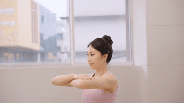 실내에서 운동을 하는 여성