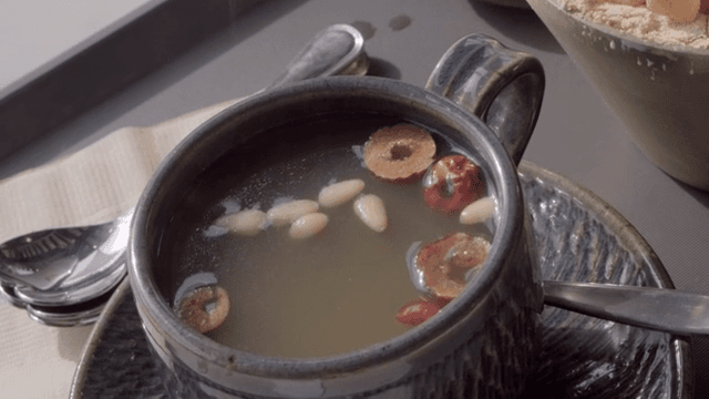 잣과 대추가 들어간 따뜻한 전통차