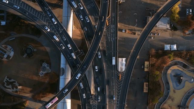 차량이 많은 고속도로 교차로