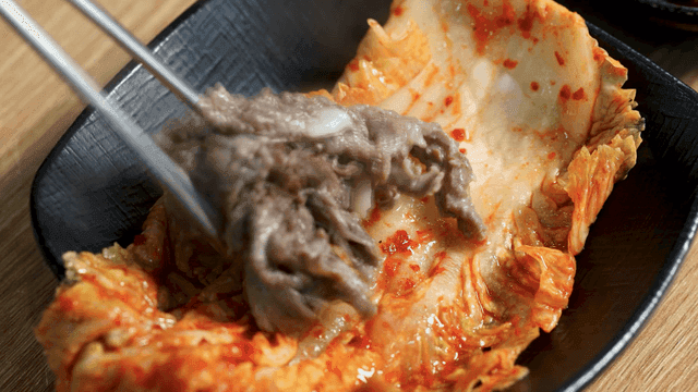 김치에 올려진 소고기 불고기