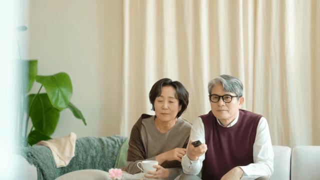 차를 마시며 TV를 보는 노부부