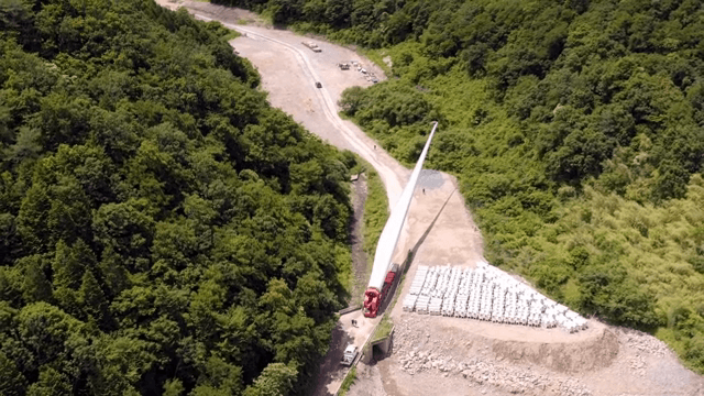 산 속에서 풍력 터빈 자재를 운반하는 모습