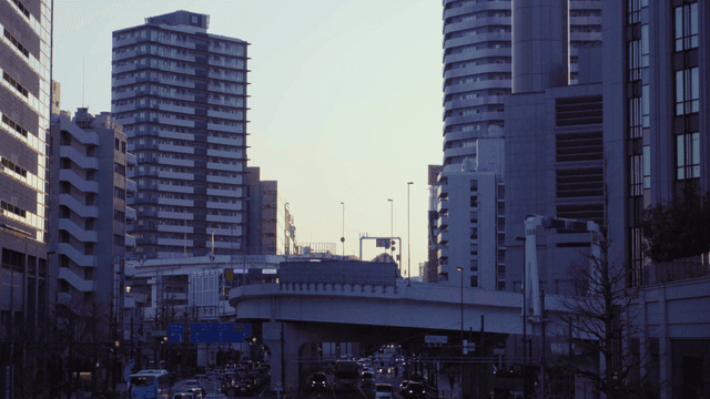 고층 건물과 교통이 있는 도시 풍경