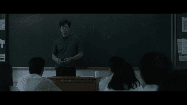 학생들에게 수업 중인 교실의 선생님